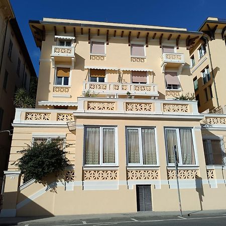 Il Faro Dei Poeti Apartment Леричи Екстериор снимка