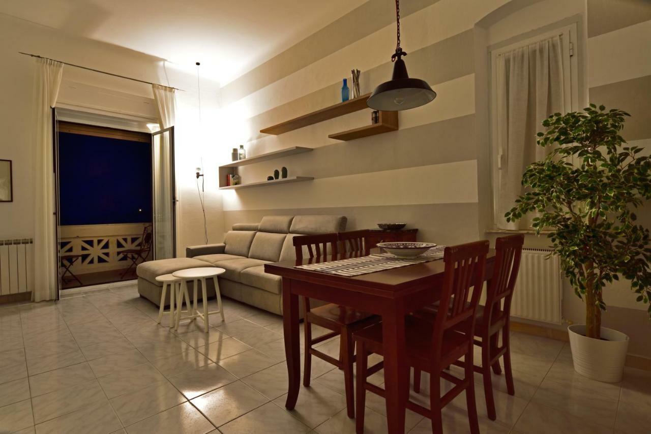 Il Faro Dei Poeti Apartment Леричи Екстериор снимка