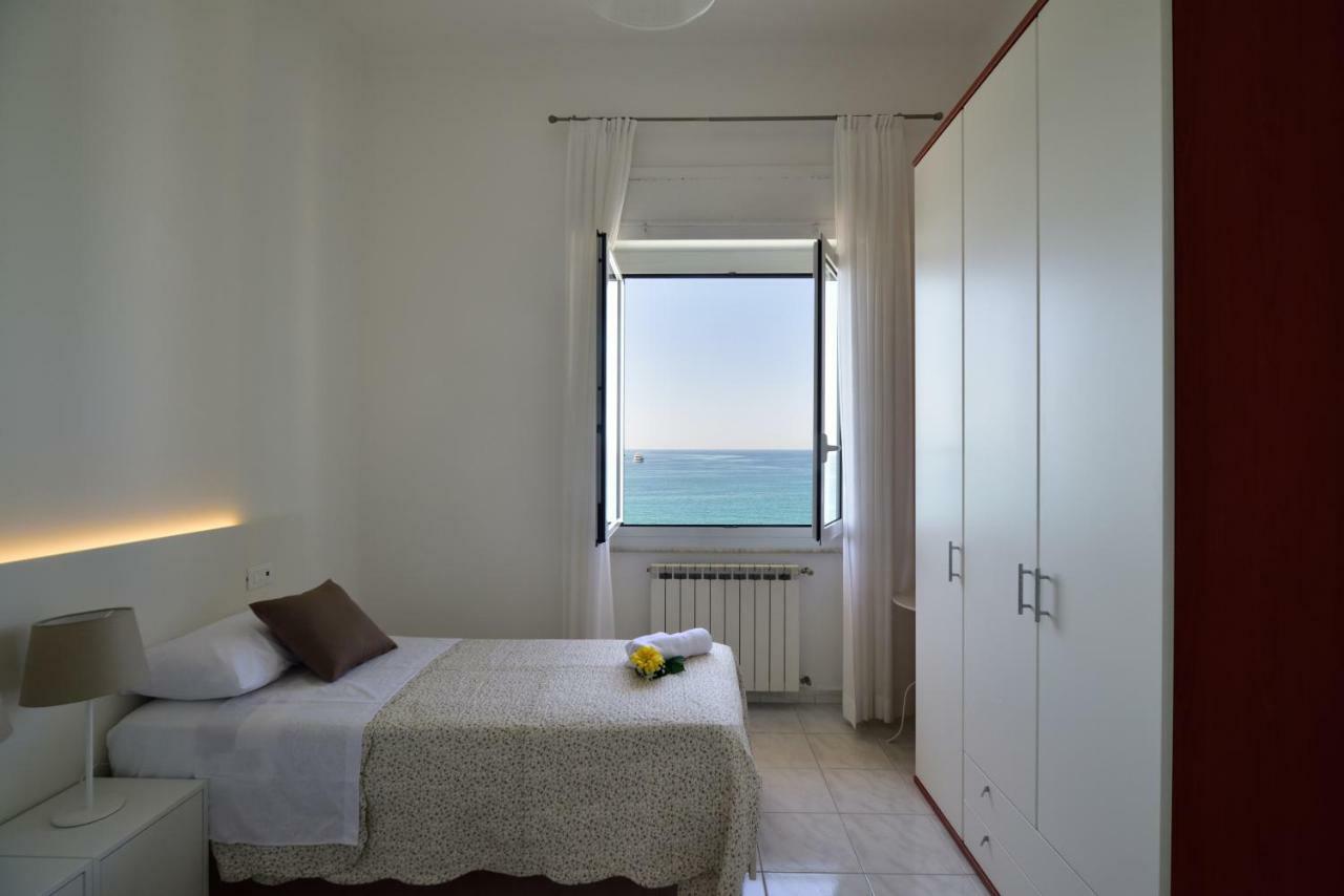 Il Faro Dei Poeti Apartment Леричи Екстериор снимка