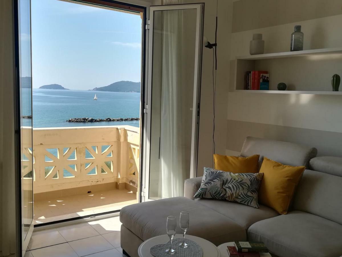 Il Faro Dei Poeti Apartment Леричи Екстериор снимка