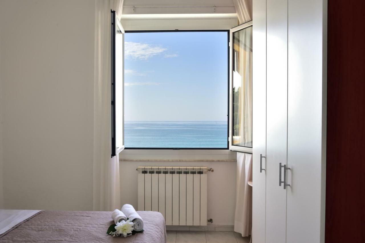 Il Faro Dei Poeti Apartment Леричи Екстериор снимка
