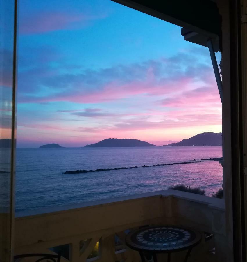 Il Faro Dei Poeti Apartment Леричи Екстериор снимка